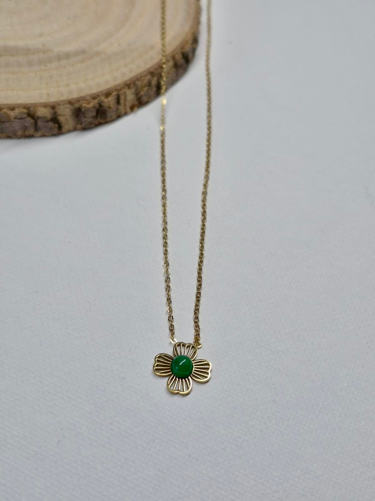 Collier doré avec pendentif fleur et pierre nature verte