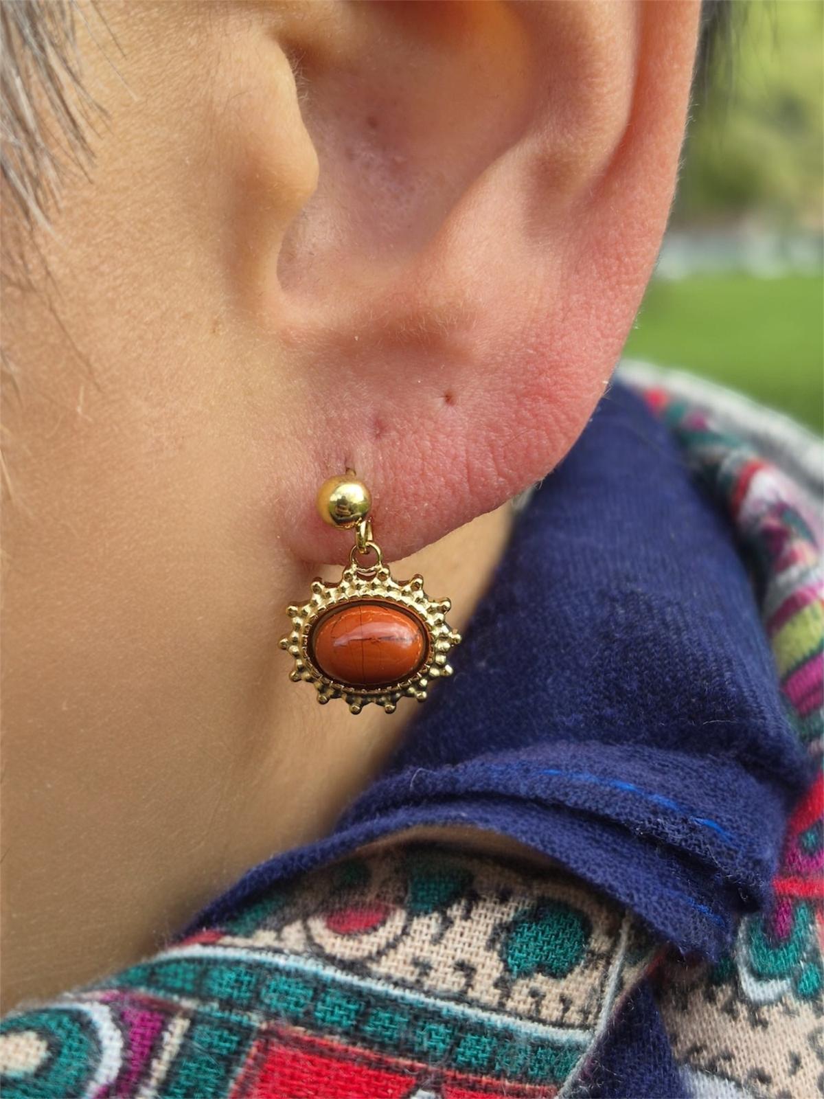 Boucle d'oreille dorée soleil rouge