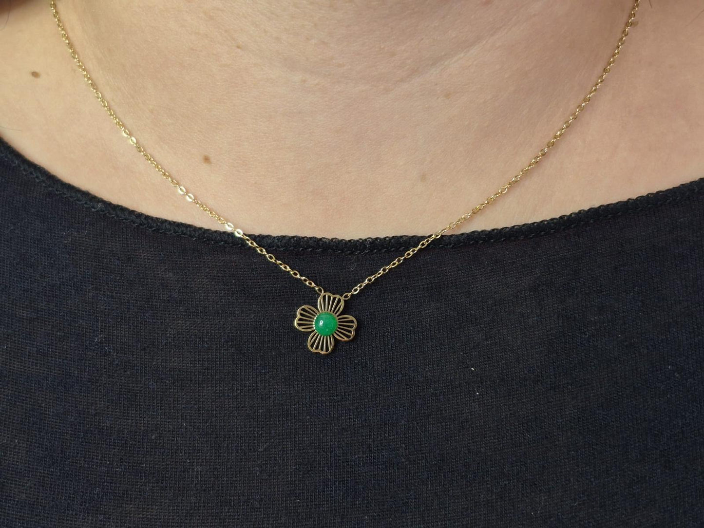 Collier doré avec pendentif fleur et pierre nature verte
