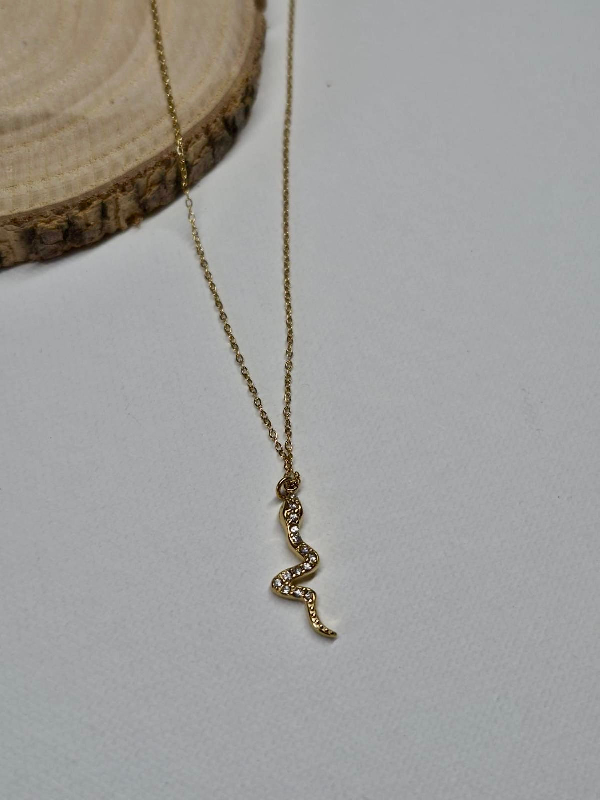 Collier chaîne dorée pendentif serpent