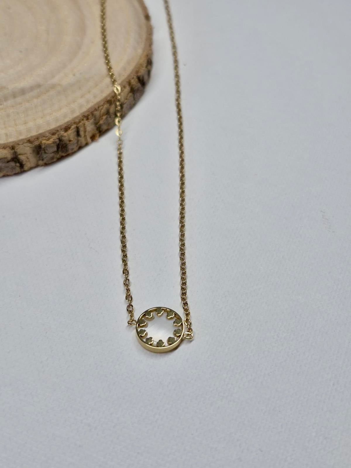 Collier chaîne dorée avec pendentif rond en nacre et fleur