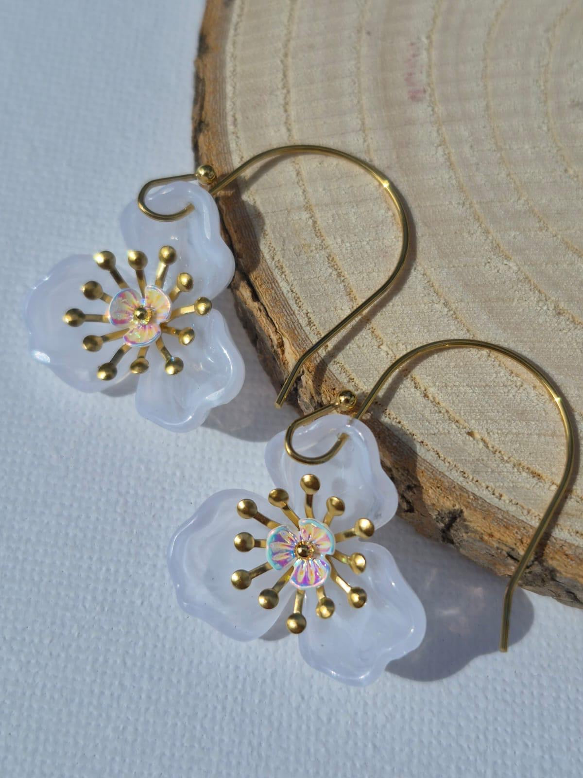Boucles d'oreilles avec fleur blanche