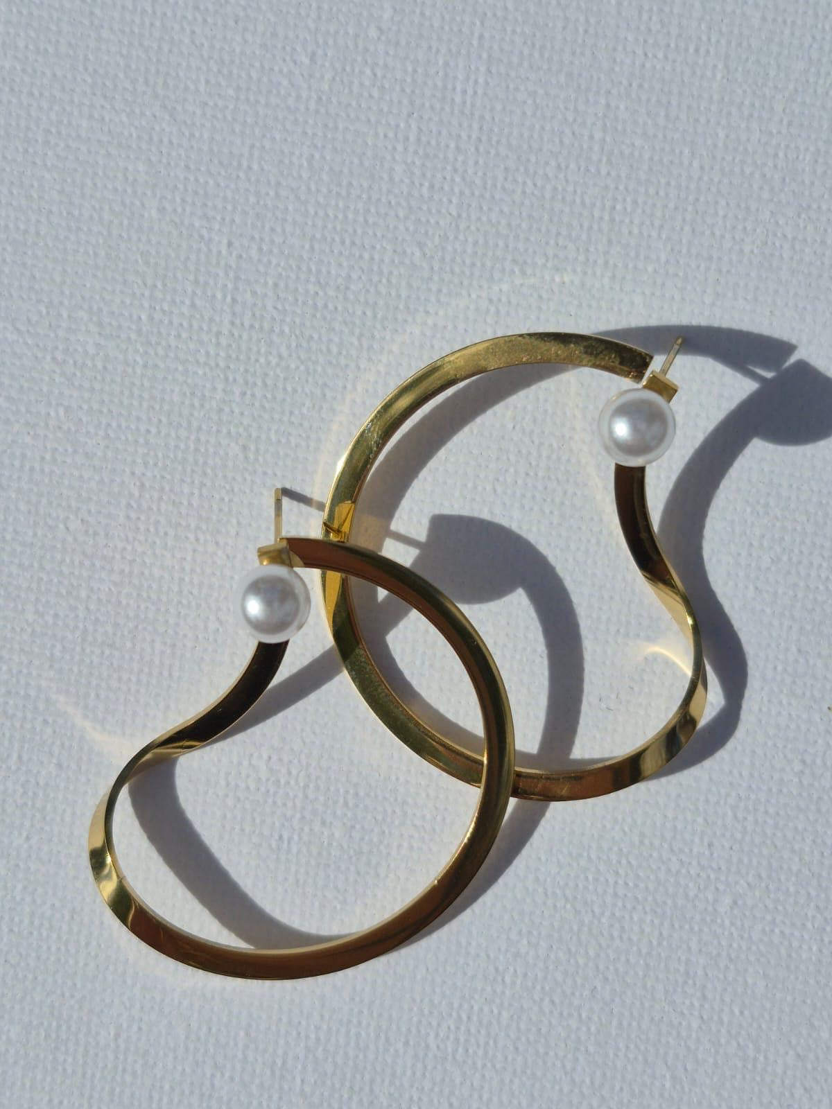 Boucles d'oreilles dorées irrégulier avec perle