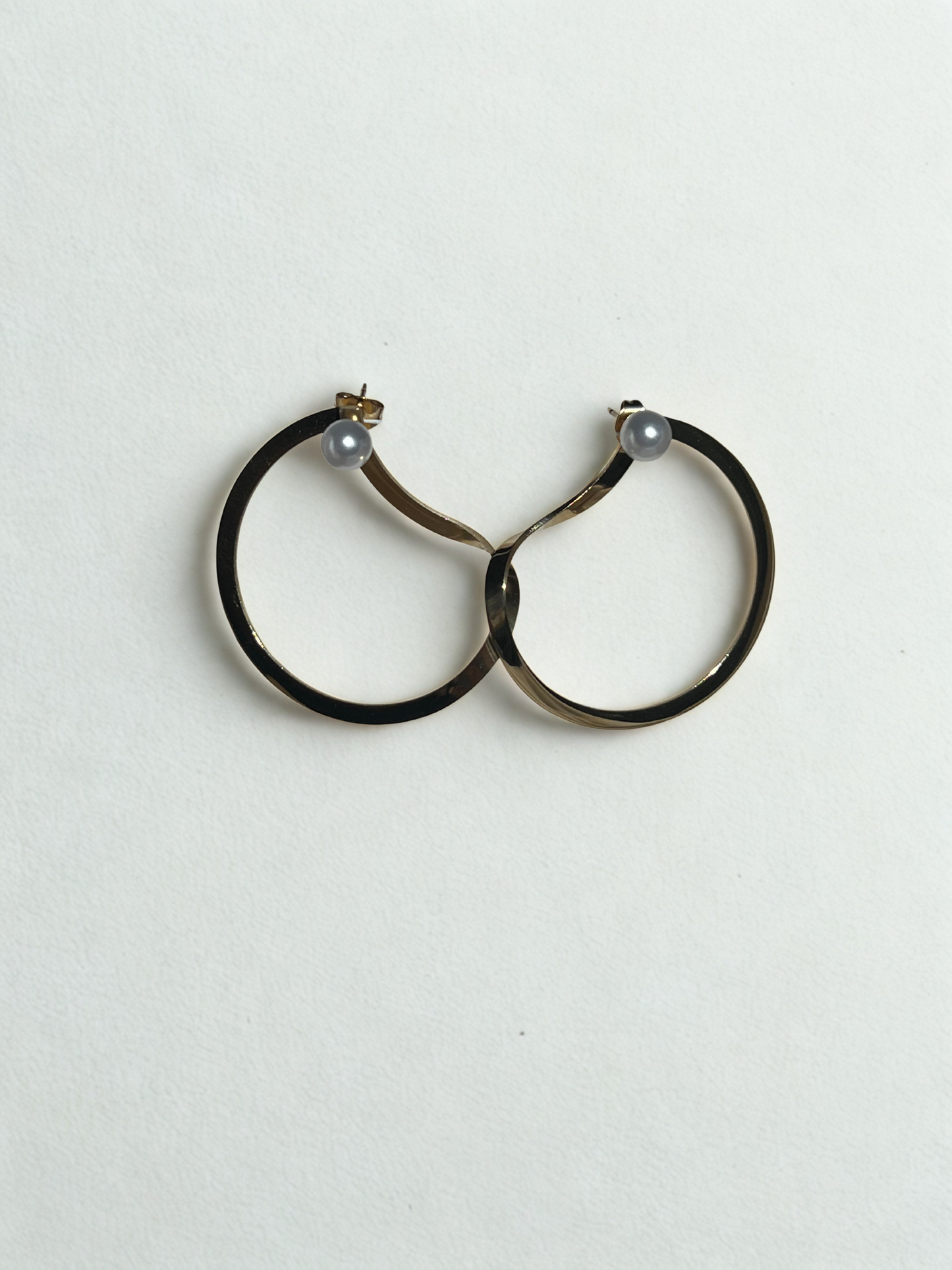 Boucles d'oreilles dorées irrégulier avec perle
