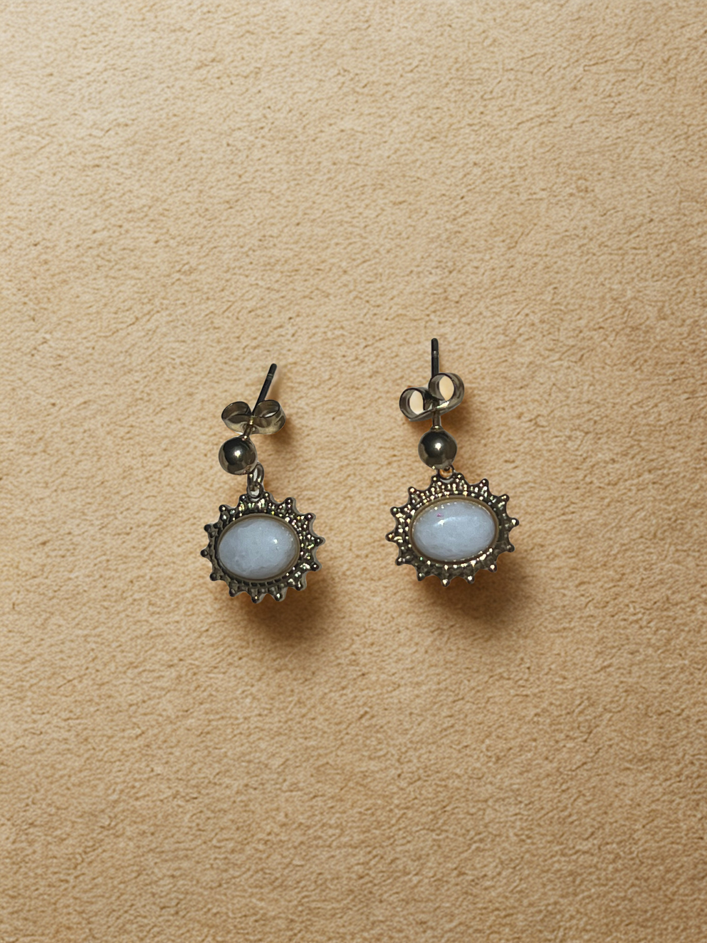 Boucles d'oreilles soleil en pierre blanche dorées