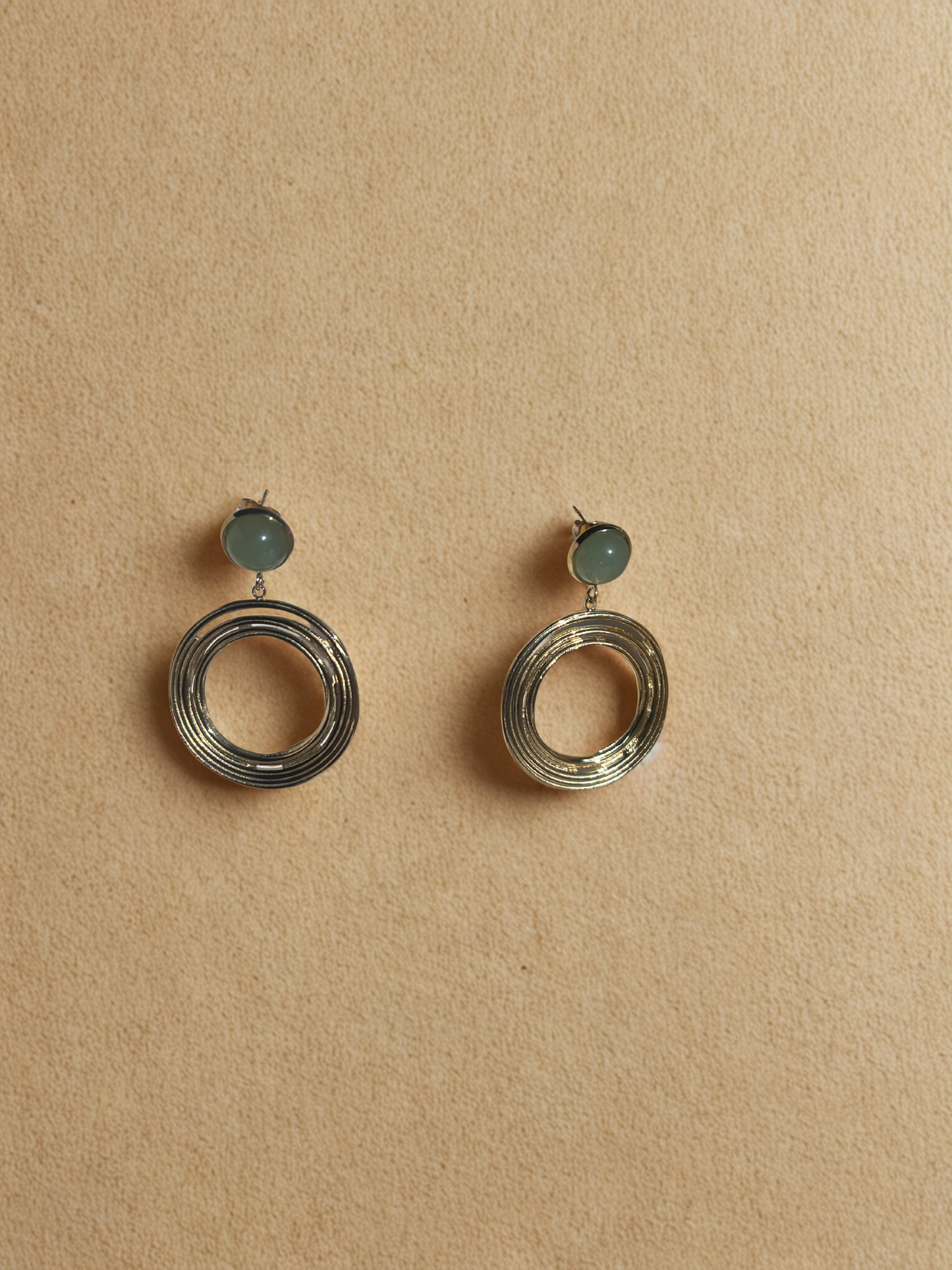 Boucles d'oreilles dorées cercle avec pierre nature verte