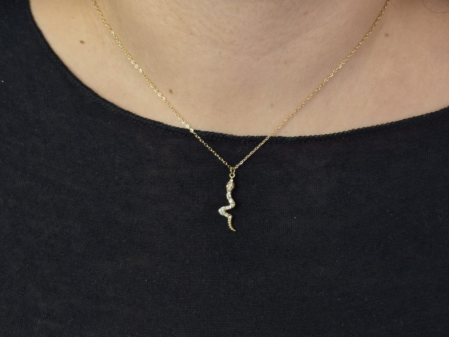 Collier chaîne dorée pendentif serpent