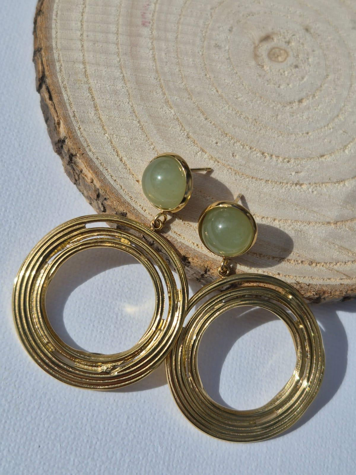 Boucles d'oreilles dorées cercle avec pierre nature verte