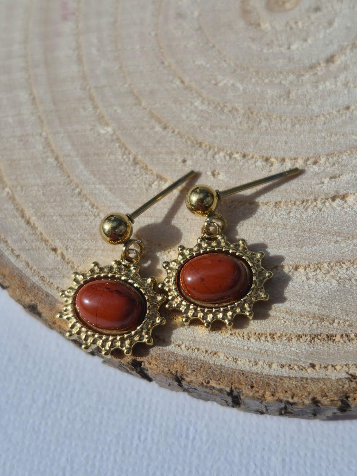 Boucle d'oreille dorée soleil rouge