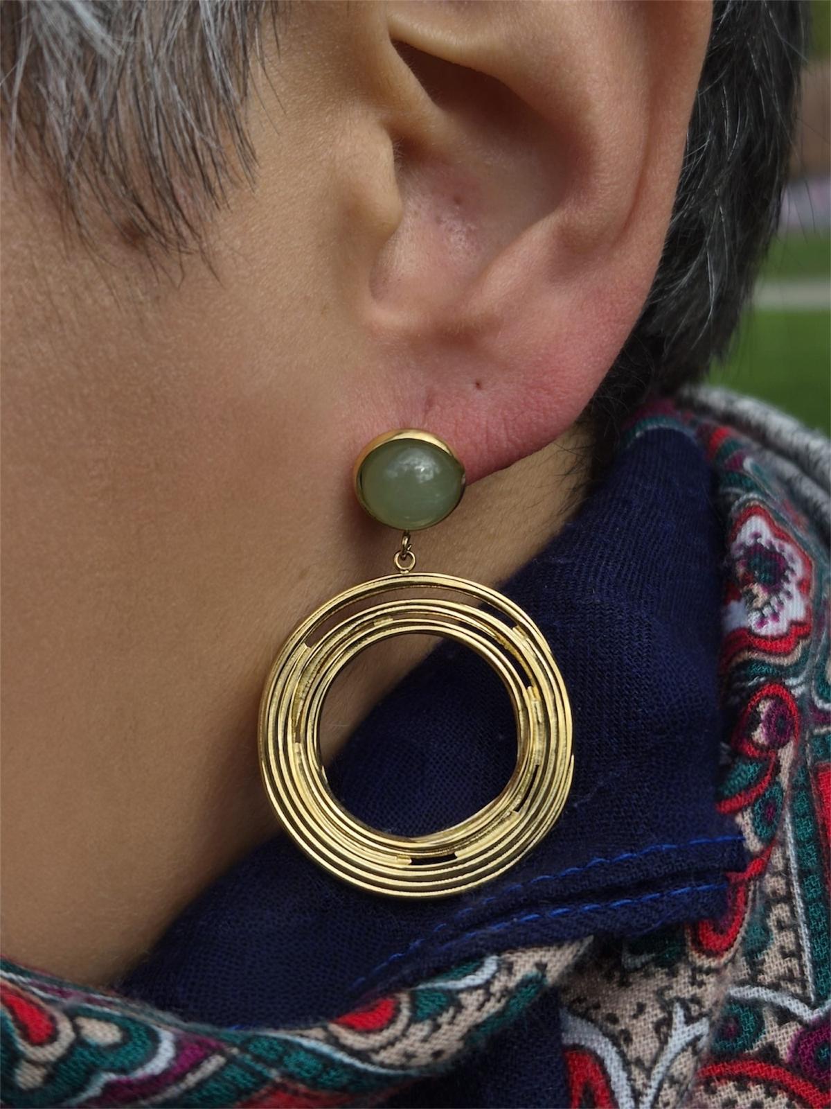 Boucles d'oreilles dorées cercle avec pierre nature verte