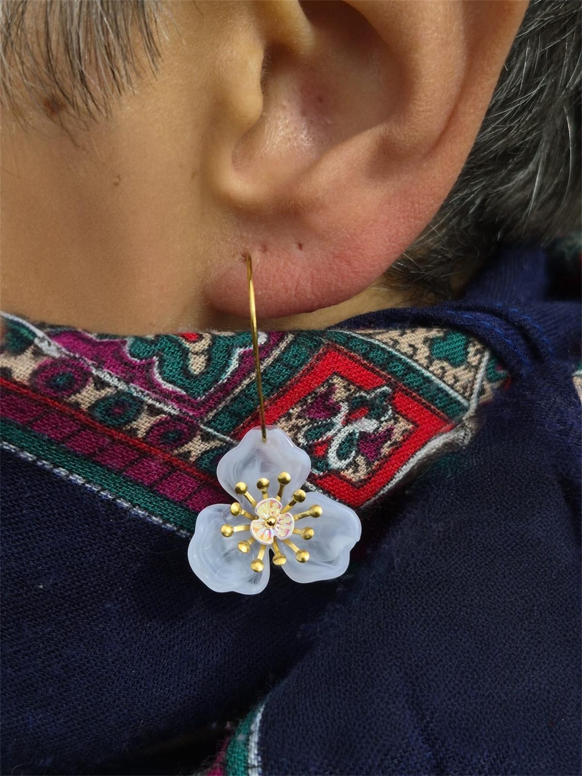 Boucles d'oreilles avec fleur blanche