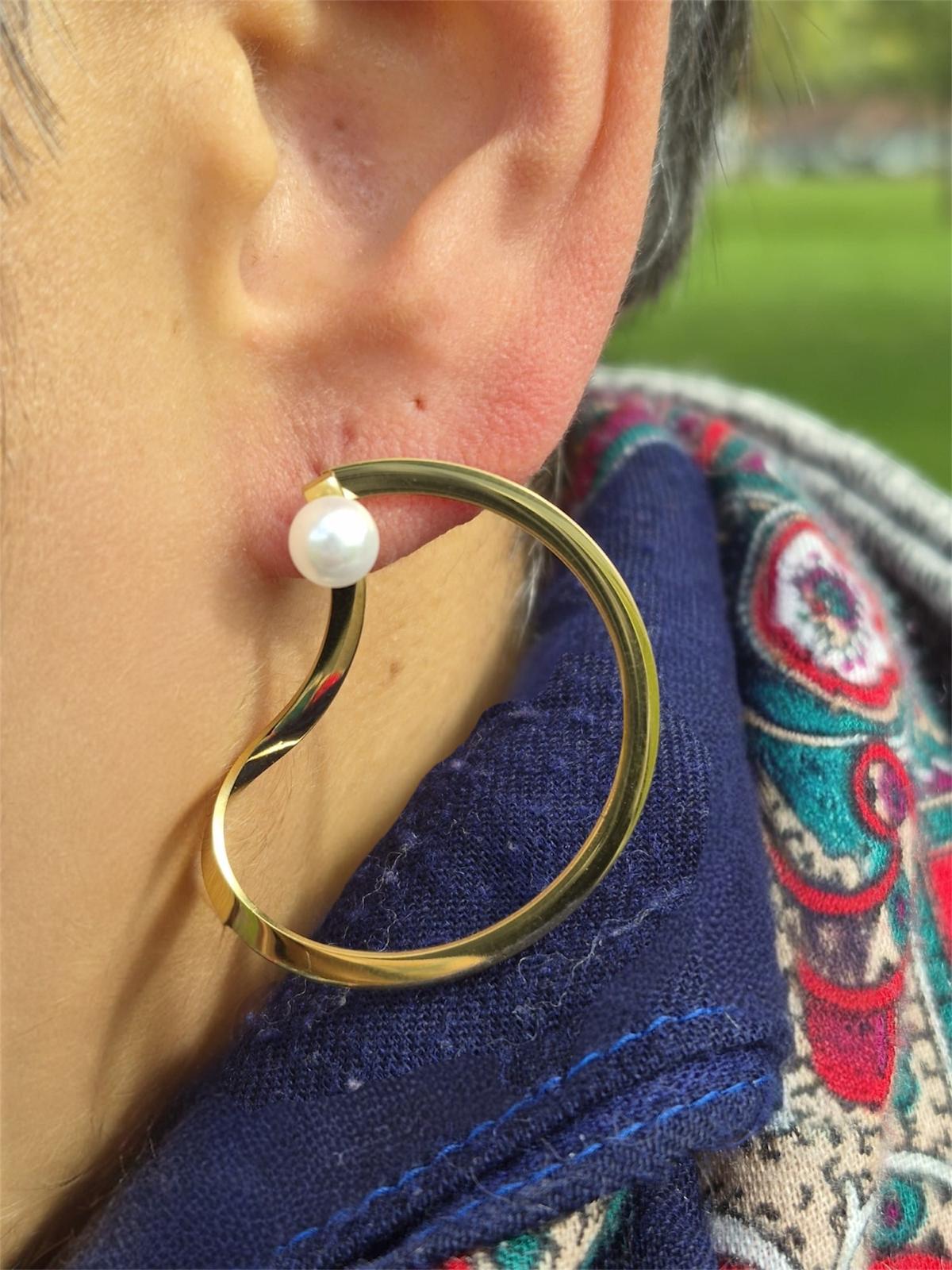 Boucles d'oreilles dorées irrégulier avec perle