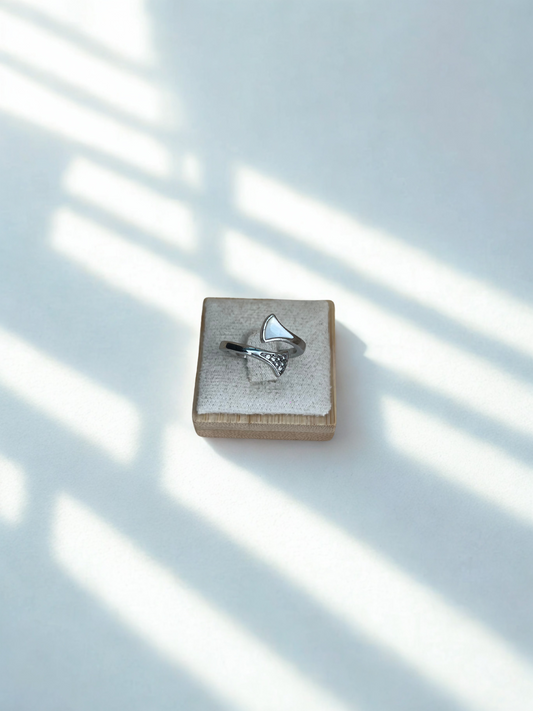 Bague argentée  en pierre nacre et strass