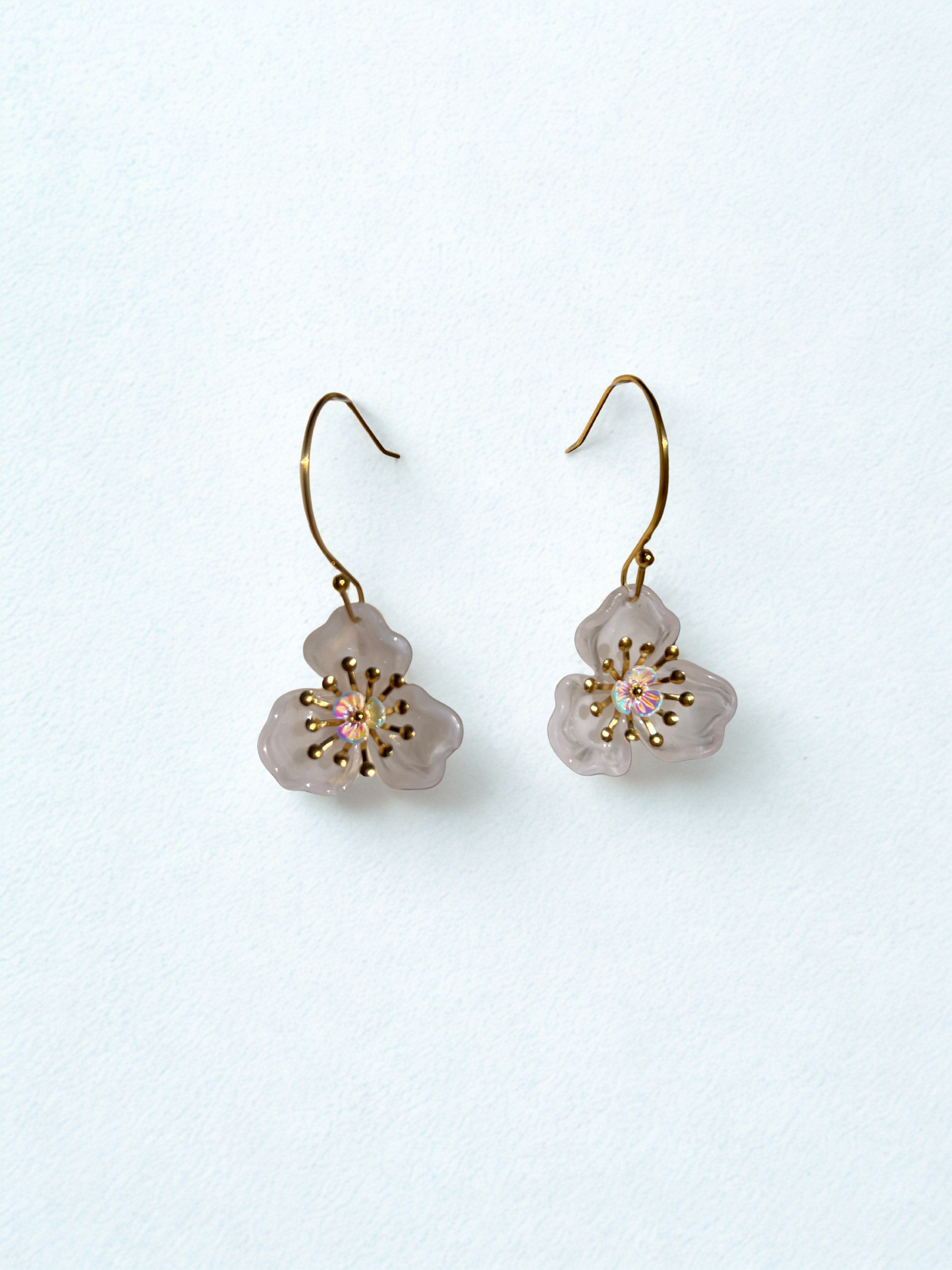 Boucles d'oreilles avec fleur blanche