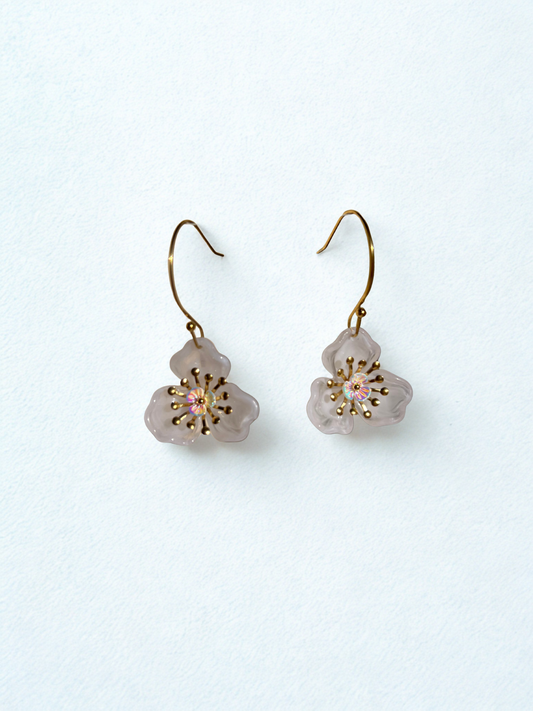 Boucles d'oreilles avec fleur blanche