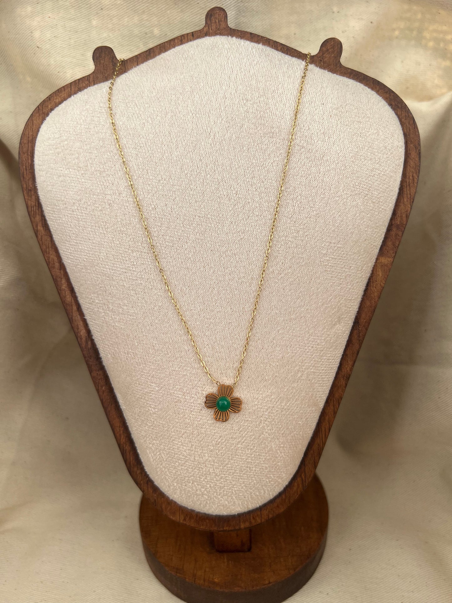 Collier doré avec pendentif fleur et pierre nature verte