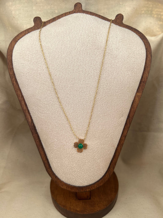 Collier doré avec pendentif fleur et pierre nature verte