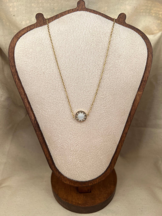 Collier chaîne dorée avec pendentif rond en nacre et fleur