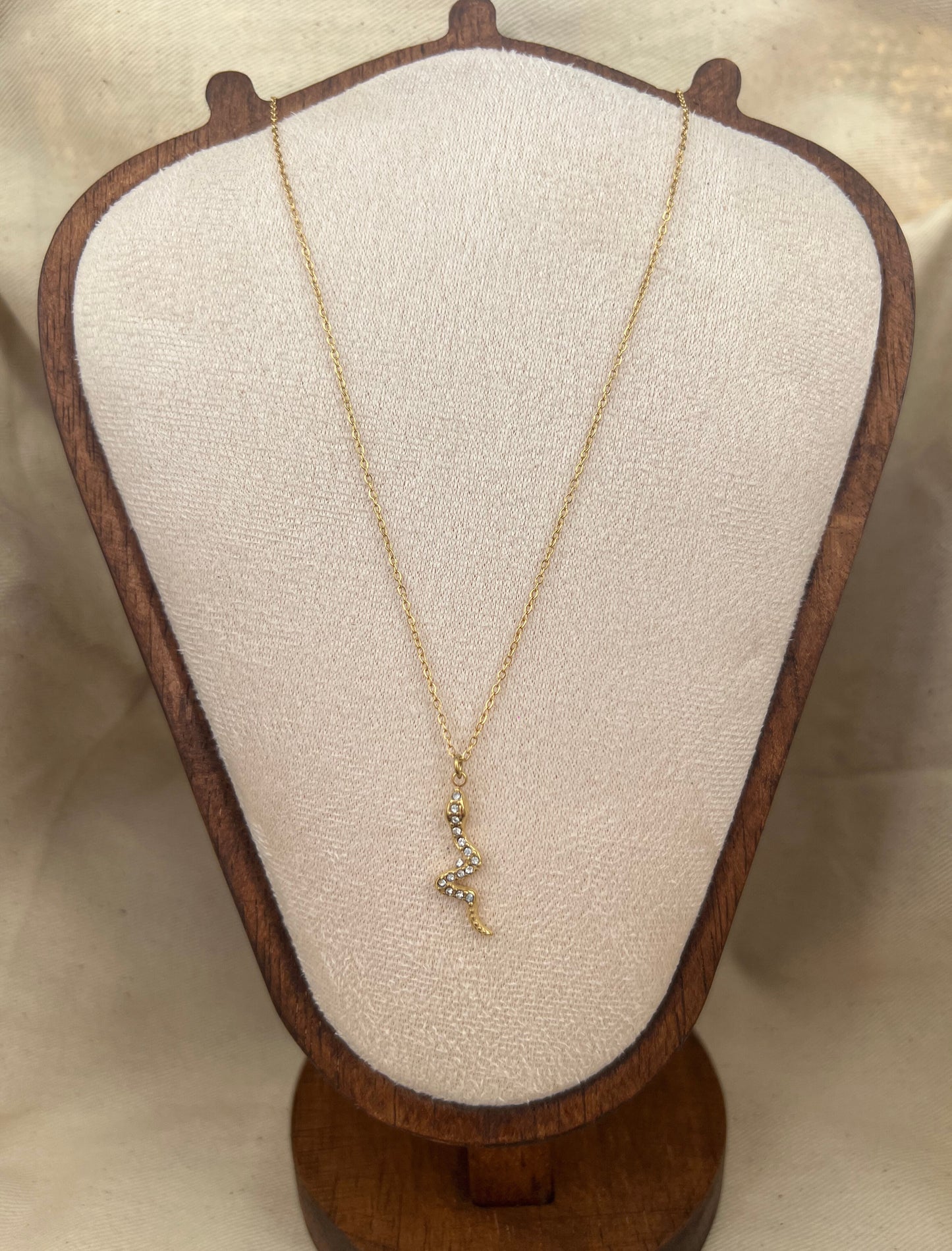 Collier chaîne dorée pendentif serpent